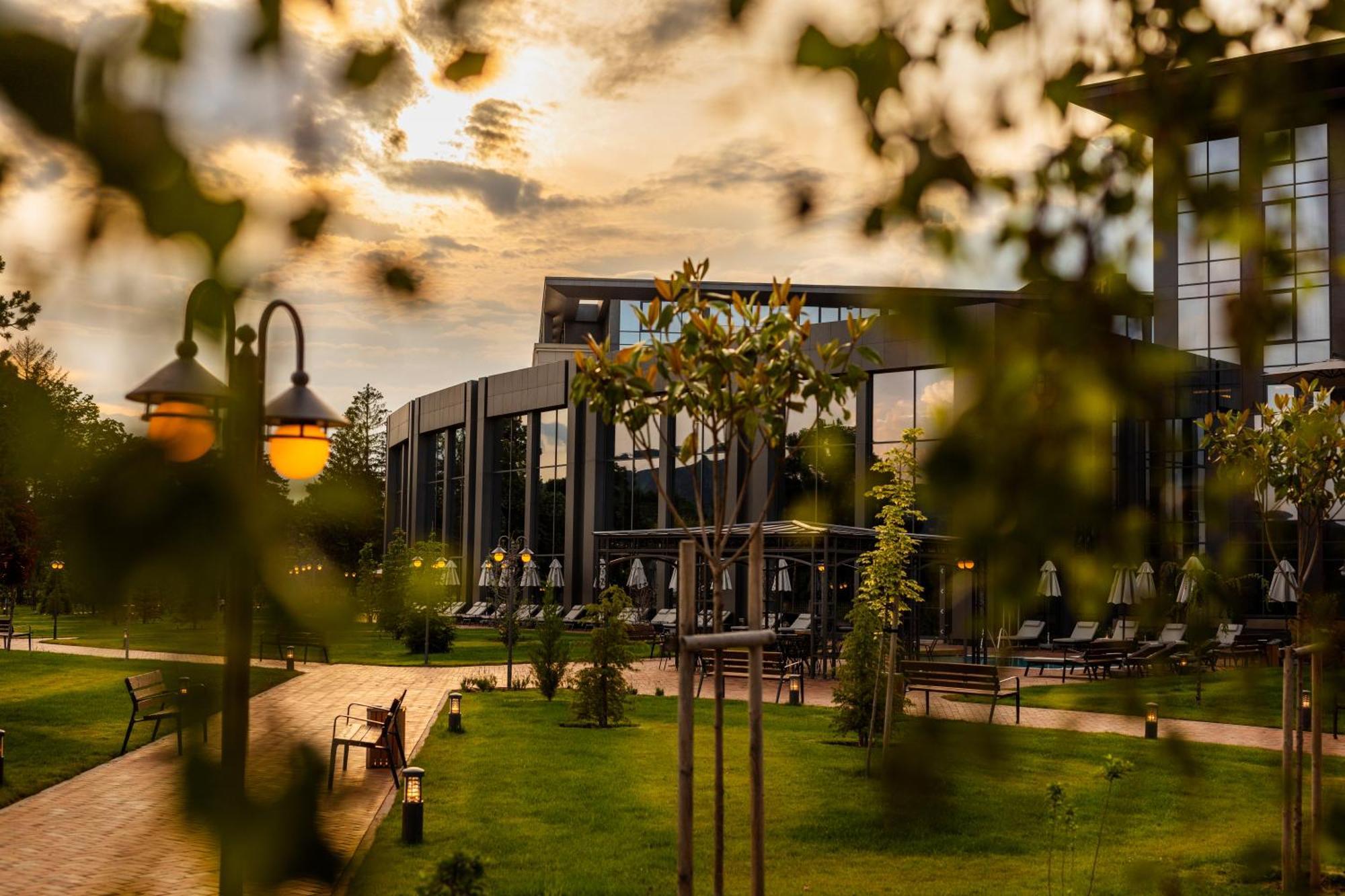 Kings' Valley Medical & Spa Hotel Kazanlak Exterior photo The campus of the university