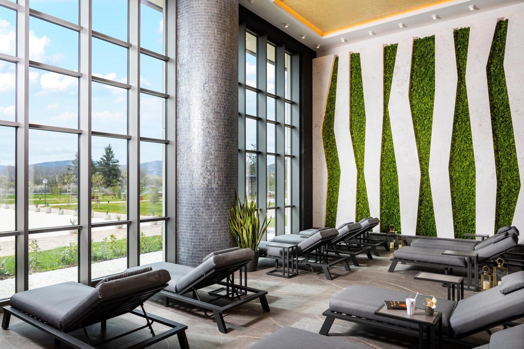 Kings' Valley Medical & Spa Hotel Kazanlak Exterior photo Living wall